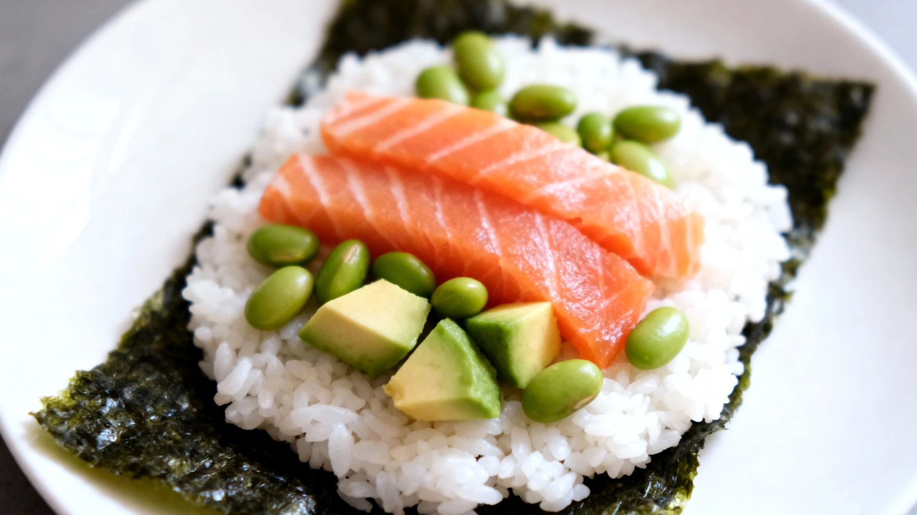 Onigiri con salmone, avocado e edamame"